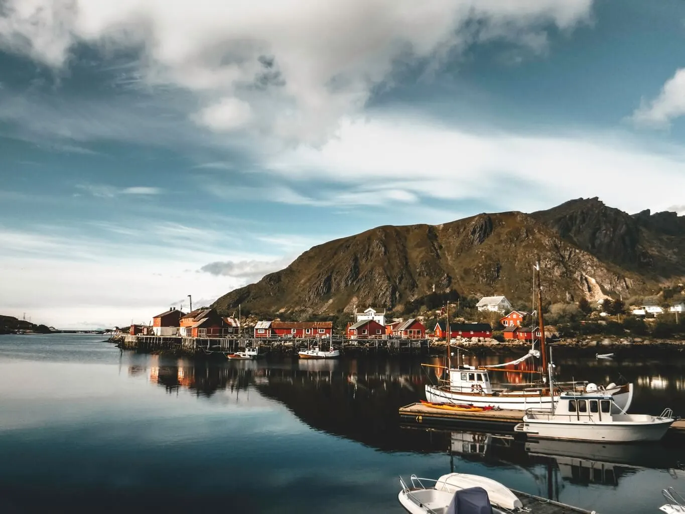 Port rybacki u podstawy góry